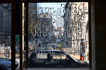 Frôle, installation in situ, Pièce unique #5 à Rezdechaussée, blanc de Meudon sur vitrine, Emmanuel Aragon, 2013, photographie : Emmanuel Aragon